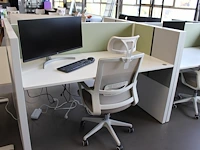 Dubbelzijdig elektrisch in hoogte verstelbaar bureau ahrend voorzien van akoestische panelen. totale afmeti... onderdeel van combinatiekavel combinatiekavel zijnde vier dubbelzijdige elektrische in hoogte verstelbare bureaus ahrend voorzien van akoestische panelen. kavels s005 en s013 t/m s015 - afbeelding 1 van  5