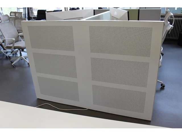 Dubbelzijdig elektrisch in hoogte verstelbaar bureau ahrend voorzien van akoestische panelen. totale afmeti... onderdeel van combinatiekavel combinatiekavel zijnde vier dubbelzijdige elektrische in hoogte verstelbare bureaus ahrend voorzien van akoestische panelen. kavels s005 en s013 t/m s015 - afbeelding 2 van  5