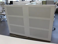 Dubbelzijdig elektrisch in hoogte verstelbaar bureau ahrend voorzien van akoestische panelen. totale afmeti... onderdeel van combinatiekavel combinatiekavel zijnde vier dubbelzijdige elektrische in hoogte verstelbare bureaus ahrend voorzien van akoestische panelen. kavels s005 en s013 t/m s015 - afbeelding 2 van  5