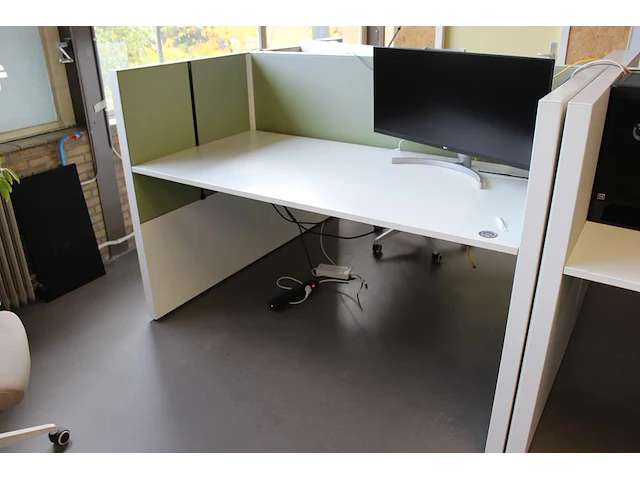 Dubbelzijdig elektrisch in hoogte verstelbaar bureau ahrend voorzien van akoestische panelen. totale afmeti... onderdeel van combinatiekavel combinatiekavel zijnde vier dubbelzijdige elektrische in hoogte verstelbare bureaus ahrend voorzien van akoestische panelen. kavels s005 en s013 t/m s015 - afbeelding 3 van  5