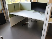Dubbelzijdig elektrisch in hoogte verstelbaar bureau ahrend voorzien van akoestische panelen. totale afmeti... onderdeel van combinatiekavel combinatiekavel zijnde vier dubbelzijdige elektrische in hoogte verstelbare bureaus ahrend voorzien van akoestische panelen. kavels s005 en s013 t/m s015 - afbeelding 3 van  5