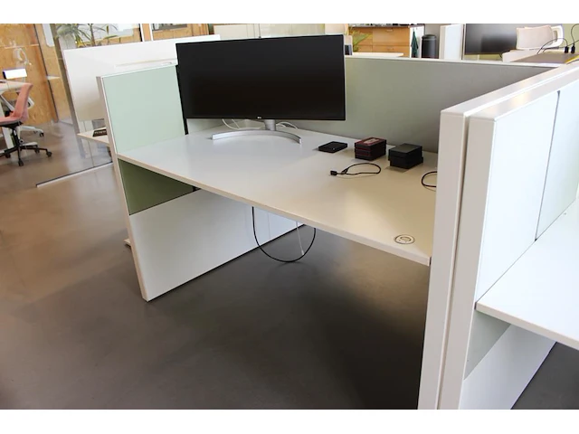 Dubbelzijdig elektrisch in hoogte verstelbaar bureau ahrend voorzien van akoestische panelen. totale afmeti... onderdeel van combinatiekavel combinatiekavel zijnde vier dubbelzijdige elektrische in hoogte verstelbare bureaus ahrend voorzien van akoestische panelen. kavels s005 en s013 t/m s015 - afbeelding 4 van  5