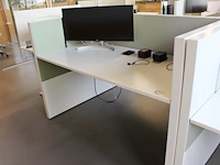 Dubbelzijdig elektrisch in hoogte verstelbaar bureau ahrend voorzien van akoestische panelen. totale afmeti... onderdeel van combinatiekavel combinatiekavel zijnde vier dubbelzijdige elektrische in hoogte verstelbare bureaus ahrend voorzien van akoestische panelen. kavels s005 en s013 t/m s015 - afbeelding 4 van  5