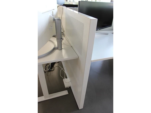 Dubbelzijdig elektrisch in hoogte verstelbaar bureau ahrend voorzien van akoestische panelen. totale afmeti... onderdeel van combinatiekavel combinatiekavel zijnde vier dubbelzijdige elektrische in hoogte verstelbare bureaus ahrend voorzien van akoestische panelen. kavels s005 en s013 t/m s015 - afbeelding 5 van  5