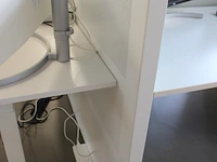 Dubbelzijdig elektrisch in hoogte verstelbaar bureau ahrend voorzien van akoestische panelen. totale afmeti... onderdeel van combinatiekavel combinatiekavel zijnde vier dubbelzijdige elektrische in hoogte verstelbare bureaus ahrend voorzien van akoestische panelen. kavels s005 en s013 t/m s015 - afbeelding 5 van  5