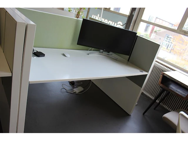 Dubbelzijdig elektrisch in hoogte verstelbaar bureau ahrend voorzien van akoestische panelen. totale afmeti... onderdeel van combinatiekavel combinatiekavel zijnde vier dubbelzijdige elektrische in hoogte verstelbare bureaus ahrend voorzien van akoestische panelen. kavels s005 en s013 t/m s015 - afbeelding 1 van  2