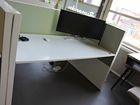 Dubbelzijdig elektrisch in hoogte verstelbaar bureau ahrend voorzien van akoestische panelen. totale afmeti... onderdeel van combinatiekavel combinatiekavel zijnde vier dubbelzijdige elektrische in hoogte verstelbare bureaus ahrend voorzien van akoestische panelen. kavels s005 en s013 t/m s015