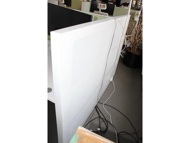 Dubbelzijdig elektrisch in hoogte verstelbaar bureau ahrend voorzien van akoestische panelen. totale afmeti... onderdeel van combinatiekavel combinatiekavel zijnde vier dubbelzijdige elektrische in hoogte verstelbare bureaus ahrend voorzien van akoestische panelen. kavels s005 en s013 t/m s015 - afbeelding 2 van  2