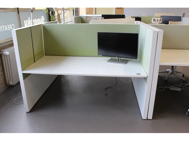 Dubbelzijdig elektrisch in hoogte verstelbaar bureau ahrend voorzien van akoestische panelen. totale afmeti... onderdeel van combinatiekavel combinatiekavel zijnde vier dubbelzijdige elektrische in hoogte verstelbare bureaus ahrend voorzien van akoestische panelen. kavels s005 en s013 t/m s015 - afbeelding 3 van  12