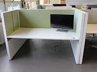 Dubbelzijdig elektrisch in hoogte verstelbaar bureau ahrend voorzien van akoestische panelen. totale afmeti... onderdeel van combinatiekavel combinatiekavel zijnde vier dubbelzijdige elektrische in hoogte verstelbare bureaus ahrend voorzien van akoestische panelen. kavels s005 en s013 t/m s015 - afbeelding 3 van  12