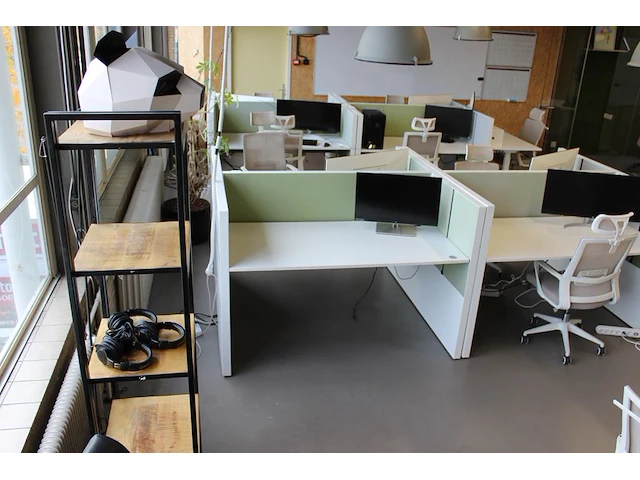 Dubbelzijdig elektrisch in hoogte verstelbaar bureau ahrend voorzien van akoestische panelen. totale afmeti... onderdeel van combinatiekavel combinatiekavel zijnde vier dubbelzijdige elektrische in hoogte verstelbare bureaus ahrend voorzien van akoestische panelen. kavels s005 en s013 t/m s015 - afbeelding 4 van  12