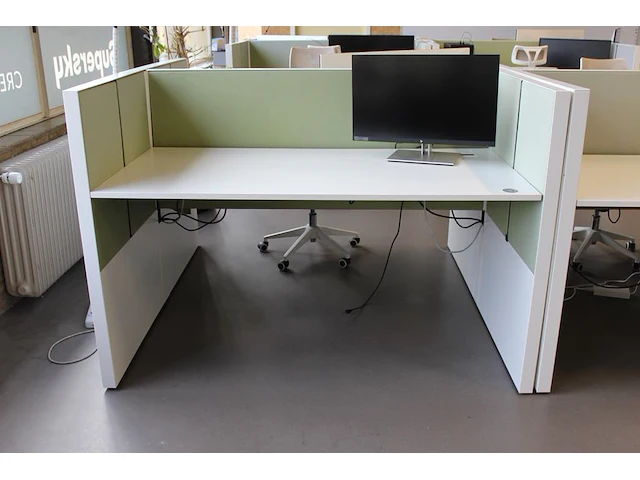 Dubbelzijdig elektrisch in hoogte verstelbaar bureau ahrend voorzien van akoestische panelen. totale afmeti... onderdeel van combinatiekavel combinatiekavel zijnde vier dubbelzijdige elektrische in hoogte verstelbare bureaus ahrend voorzien van akoestische panelen. kavels s005 en s013 t/m s015 - afbeelding 1 van  12