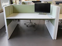 Dubbelzijdig elektrisch in hoogte verstelbaar bureau ahrend voorzien van akoestische panelen. totale afmeti... onderdeel van combinatiekavel combinatiekavel zijnde vier dubbelzijdige elektrische in hoogte verstelbare bureaus ahrend voorzien van akoestische panelen. kavels s005 en s013 t/m s015 - afbeelding 1 van  12