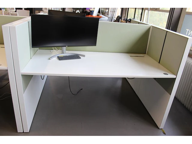 Dubbelzijdig elektrisch in hoogte verstelbaar bureau ahrend voorzien van akoestische panelen. totale afmeti... onderdeel van combinatiekavel combinatiekavel zijnde vier dubbelzijdige elektrische in hoogte verstelbare bureaus ahrend voorzien van akoestische panelen. kavels s005 en s013 t/m s015 - afbeelding 6 van  12