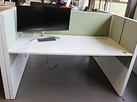 Dubbelzijdig elektrisch in hoogte verstelbaar bureau ahrend voorzien van akoestische panelen. totale afmeti... onderdeel van combinatiekavel combinatiekavel zijnde vier dubbelzijdige elektrische in hoogte verstelbare bureaus ahrend voorzien van akoestische panelen. kavels s005 en s013 t/m s015 - afbeelding 6 van  12