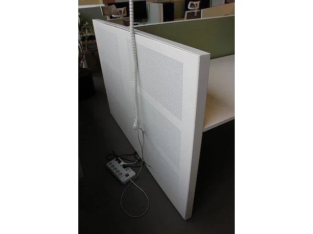 Dubbelzijdig elektrisch in hoogte verstelbaar bureau ahrend voorzien van akoestische panelen. totale afmeti... onderdeel van combinatiekavel combinatiekavel zijnde vier dubbelzijdige elektrische in hoogte verstelbare bureaus ahrend voorzien van akoestische panelen. kavels s005 en s013 t/m s015 - afbeelding 9 van  12