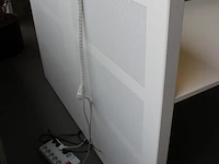 Dubbelzijdig elektrisch in hoogte verstelbaar bureau ahrend voorzien van akoestische panelen. totale afmeti... onderdeel van combinatiekavel combinatiekavel zijnde vier dubbelzijdige elektrische in hoogte verstelbare bureaus ahrend voorzien van akoestische panelen. kavels s005 en s013 t/m s015 - afbeelding 9 van  12