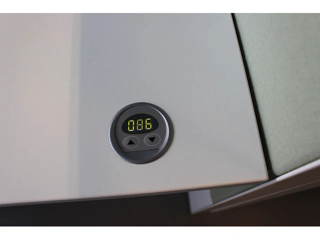 Dubbelzijdig elektrisch in hoogte verstelbaar bureau ahrend voorzien van akoestische panelen. totale afmeti... onderdeel van combinatiekavel combinatiekavel zijnde vier dubbelzijdige elektrische in hoogte verstelbare bureaus ahrend voorzien van akoestische panelen. kavels s005 en s013 t/m s015 - afbeelding 11 van  12