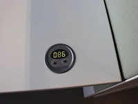 Dubbelzijdig elektrisch in hoogte verstelbaar bureau ahrend voorzien van akoestische panelen. totale afmeti... onderdeel van combinatiekavel combinatiekavel zijnde vier dubbelzijdige elektrische in hoogte verstelbare bureaus ahrend voorzien van akoestische panelen. kavels s005 en s013 t/m s015 - afbeelding 11 van  12