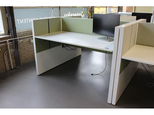 Dubbelzijdig elektrisch in hoogte verstelbaar bureau ahrend voorzien van akoestische panelen. totale afmeti... onderdeel van combinatiekavel combinatiekavel zijnde vier dubbelzijdige elektrische in hoogte verstelbare bureaus ahrend voorzien van akoestische panelen. kavels s005 en s013 t/m s015 - afbeelding 12 van  12