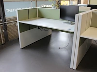 Dubbelzijdig elektrisch in hoogte verstelbaar bureau ahrend voorzien van akoestische panelen. totale afmeti... onderdeel van combinatiekavel combinatiekavel zijnde vier dubbelzijdige elektrische in hoogte verstelbare bureaus ahrend voorzien van akoestische panelen. kavels s005 en s013 t/m s015 - afbeelding 12 van  12