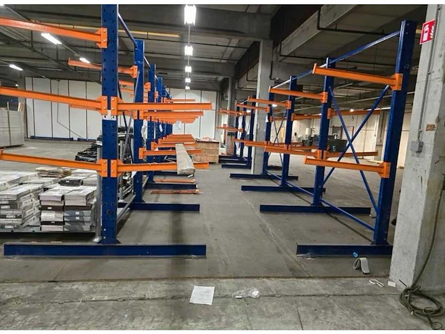 Dubbelzijdige draagarmstelling ca. 8 meter (hoogte: 300cm lengte arm: 105cm) - afbeelding 1 van  7