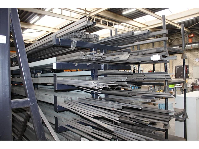 Dubbelzijdige draagarmstelling in drie staanders met zeven armen circa afm. 500 x 150 x 204 cm, ophalen in ... - afbeelding 1 van  2