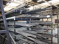 Dubbelzijdige draagarmstelling in drie staanders met zeven armen circa afm. 500 x 150 x 204 cm, ophalen in ... - afbeelding 1 van  2