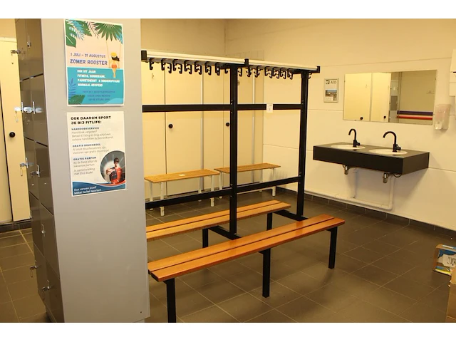Dubbelzijdige kleedkamerbank met kapstok. afmeting 163 x 87 x 174 cm. - afbeelding 1 van  2