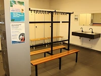 Dubbelzijdige kleedkamerbank met kapstok. afmeting 163 x 87 x 174 cm. - afbeelding 1 van  2