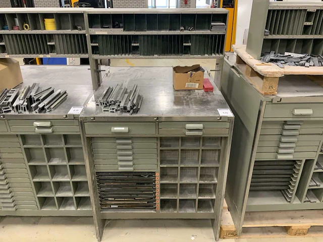 Dubbelzijdige letterkast met inhoud - afbeelding 1 van  15