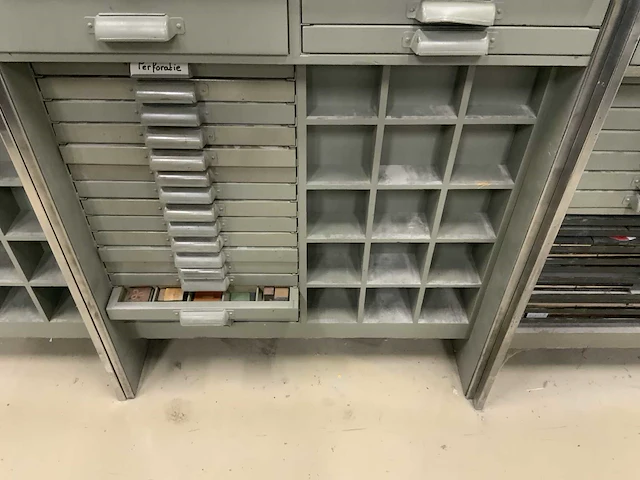 Dubbelzijdige letterkast met inhoud - afbeelding 5 van  34