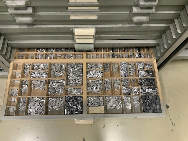 Dubbelzijdige letterkast met inhoud - afbeelding 14 van  24