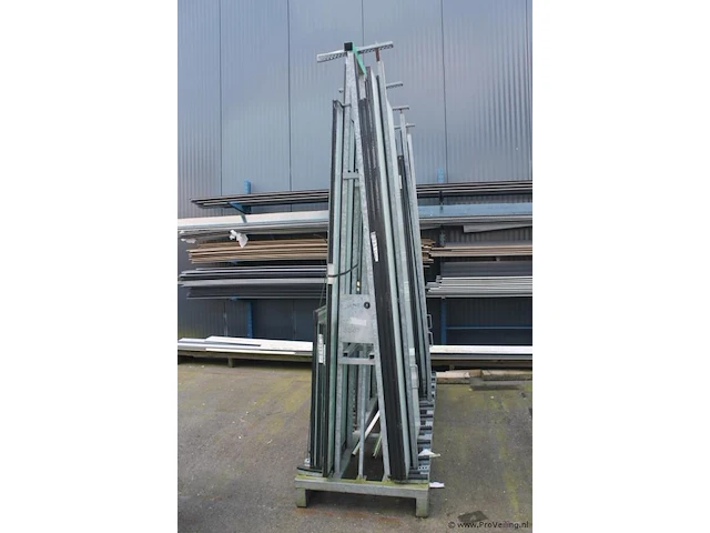 Dubbelzijdige metalen glas/platenbok - 205x70x258 cm - afbeelding 1 van  5