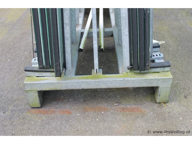 Dubbelzijdige metalen glas/platenbok - 205x70x258 cm - afbeelding 5 van  5