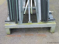 Dubbelzijdige metalen glas/platenbok - 205x70x258 cm - afbeelding 5 van  5