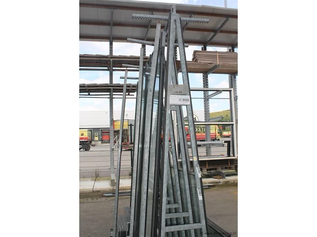 Dubbelzijdige metalen glas/platenbok - 220x100x246 cm - afbeelding 3 van  5
