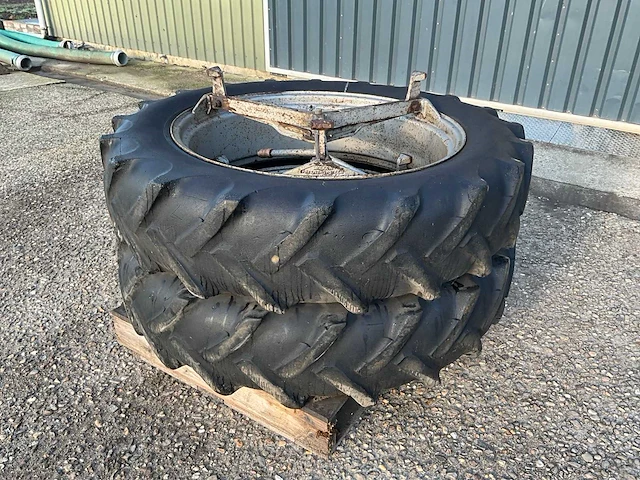 Dunlop 13.6/12-38 banden met molcon sluiting - afbeelding 1 van  12