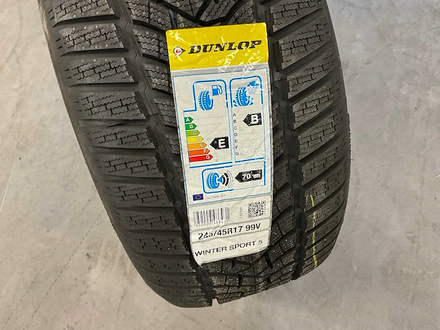 Dunlop "wintersport 5" 245/45 r17 - afbeelding 2 van  4