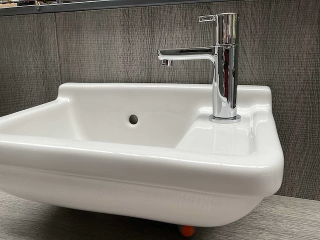 Duravit fontein 40x26cm met duravit kraan - afbeelding 3 van  3