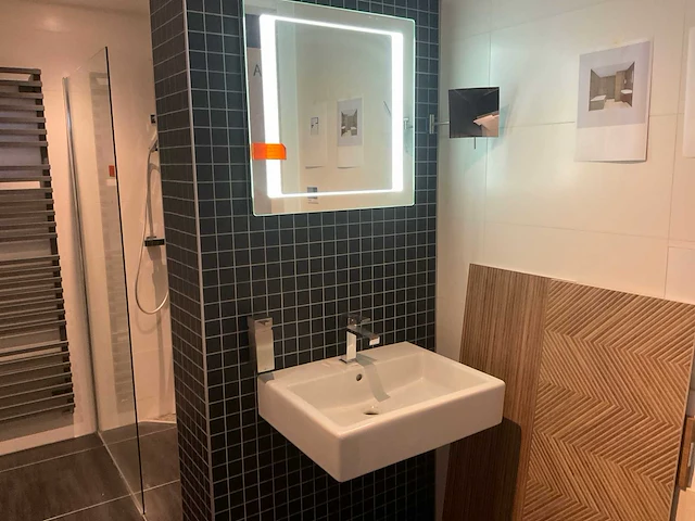 Duravit wastafel met spiegel en kraan - afbeelding 1 van  5