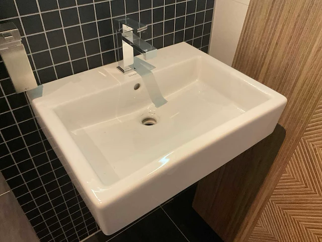 Duravit wastafel met spiegel en kraan - afbeelding 2 van  5