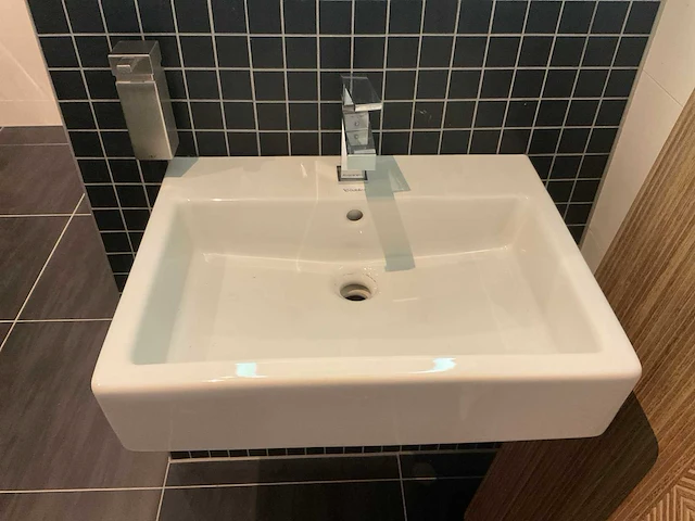 Duravit wastafel met spiegel en kraan - afbeelding 3 van  5