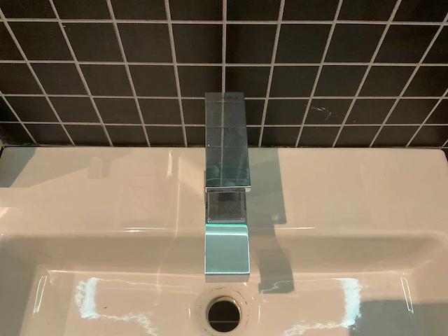 Duravit wastafel met spiegel en kraan - afbeelding 4 van  5
