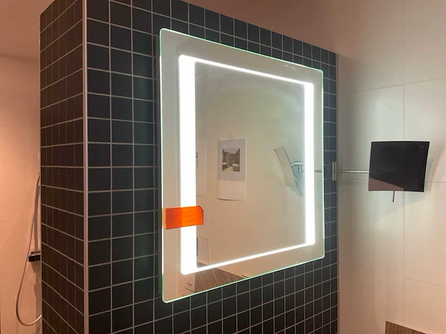 Duravit wastafel met spiegel en kraan - afbeelding 5 van  5