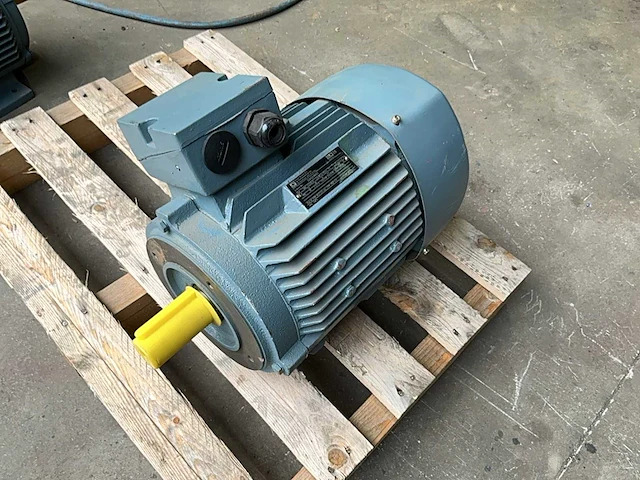 Dutchi motors dm1 132s8/4 elektromotor - afbeelding 1 van  6