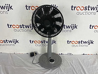 Duux whisper 2 statiefventilator - zuinige ventilator met 26 snelheden, timer en nachtmodus - in hoogte verstelbaar (73-95cm) - horizontale + verticale oscillatie - grijs - afbeelding 2 van  2