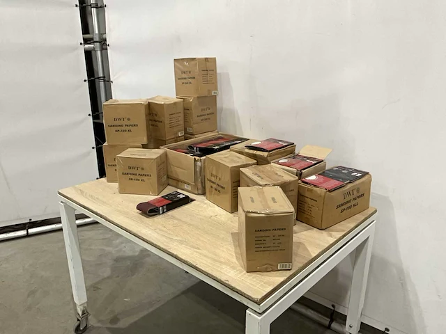 Dwt partij schuurpapier - afbeelding 1 van  9