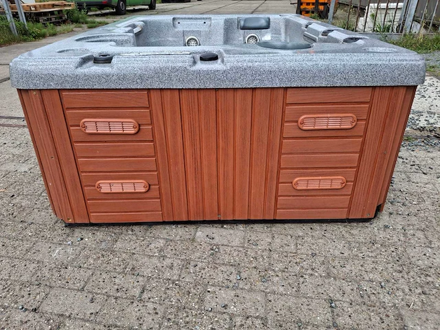 Dynastie spa 3 persoons amerikaans jacuzzi en buitenspa - afbeelding 18 van  23