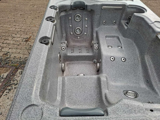 Dynastie spa 3 persoons amerikaans jacuzzi en buitenspa - afbeelding 20 van  23